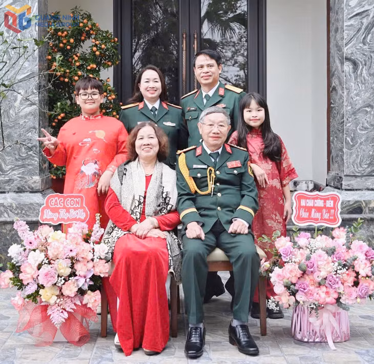 Gia đình nhỏ của Thiếu tá QNCN Ngô Thị Trang và Thượng tá Bùi Văn Huynh chụp ảnh kỷ niệm cùng ông bà ngoại. 