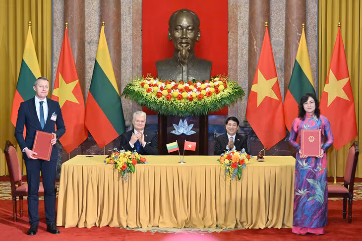 Hai Nguyên thủ chứng kiến lễ ký văn kiện hợp tác.
