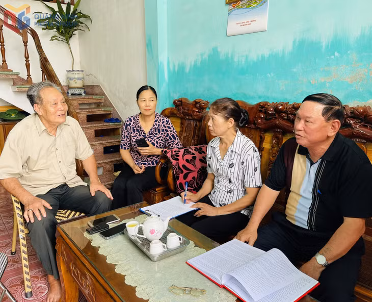 Ban công tác mặt trận khu phố 8, phường Hồng Hải tuyên truyền cho người dân về chủ trương thực hiện mô hình chính quyền địa phương 2 cấp.&nbsp;