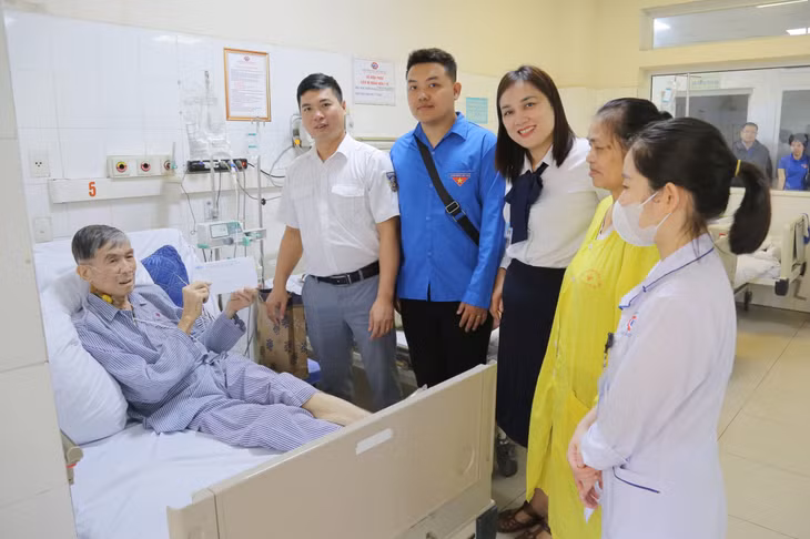 Tổ Công tác xã hội và Cảng vụ Hàng hải Quảng Ninh tặng quà cho bệnh nhân khó khăn tại khoa Tim mạch (Bệnh viện Đa khoa tỉnh), tháng 3/2025.
