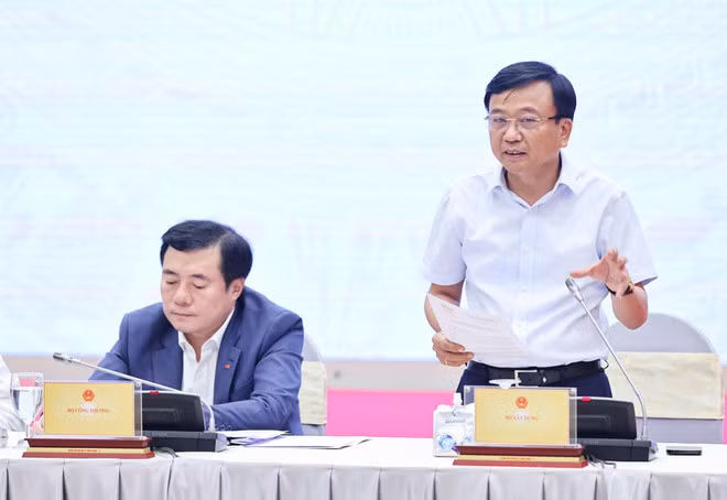 Thứ trưởng Nguyễn Danh Huy thông tin về việc bỏ giấy phép xây dựng tại buổi họp báo Chính phủ chiều 4/6. (Ảnh: Đức Duy/Vietnam+)
