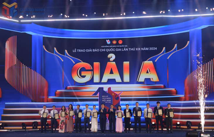 Các tác giả, nhóm tác giả đạt giải A tại lễ trao giải Báo chí toàn quốc 2024.