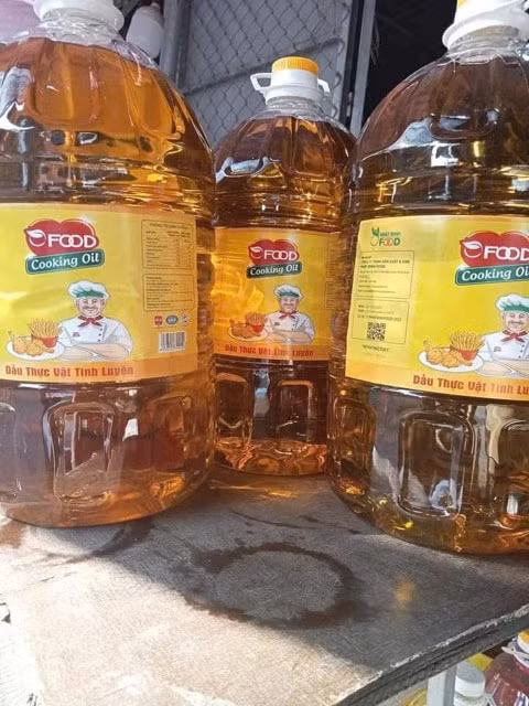 Dầu ăn giả Ofood vẫn được bày bán tại các cửa hàng trong chợ Minh Khai. Ảnh chụp ngày 26.6. Ảnh: Quỳnh Trang