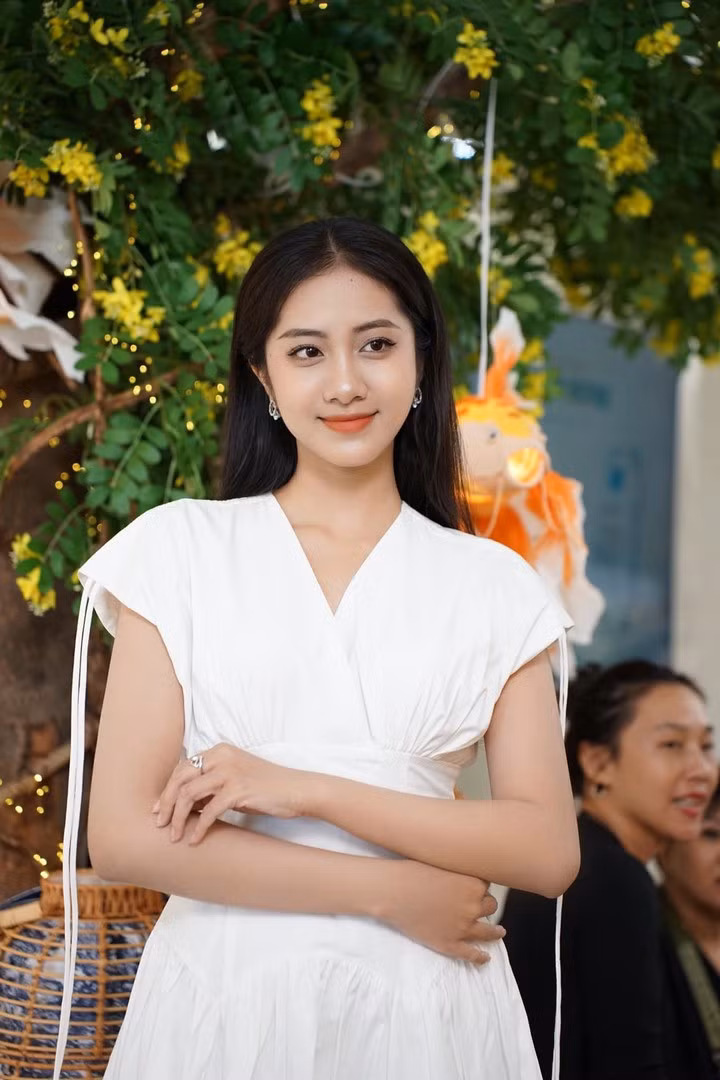 Trúc Linh chia sẻ cô lớn lên trong tình yêu thương và sự dạy dỗ kỹ càng của ba mẹ. Từ nhỏ, cô được ba mẹ dặn dò phải sống tử tế, biết chia sẻ, biết nghĩ cho người khác trước.