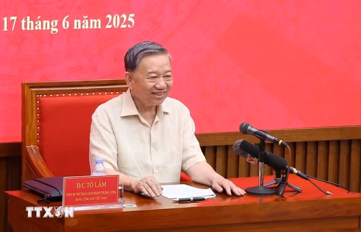 Tổng Bí thư Tô Lâm trao đổi với Lớp Bồi dưỡng cán bộ quy hoạch Ủy viên Trung ương Đảng khóa XIV (Lớp thứ tư). (Ảnh: Văn Điệp/TTXVN)