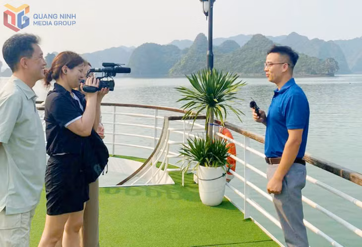 Phóng viên Đài PTTH Gangwon (Hàn Quốc) tác nghiệp, tuyên truyền về du lịch trên Vịnh Hạ Long.