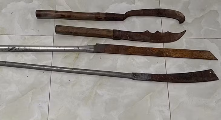Hung khí các đối tượng mang đi giải quyết mâu thuẫn. Ảnh: Công an
