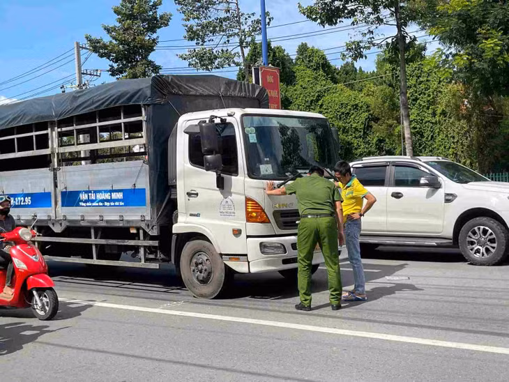 Lực lượng chức năng xử lý hiện trường vụ tai nạn. Ảnh: Đình Trọng