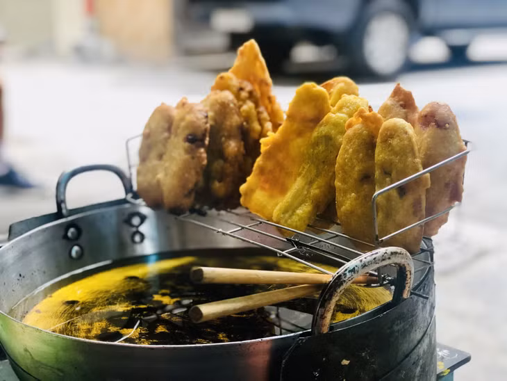 Dầu ăn không nên tái sử dụng nhiều lần. Ảnh minh họa: Ban Mai