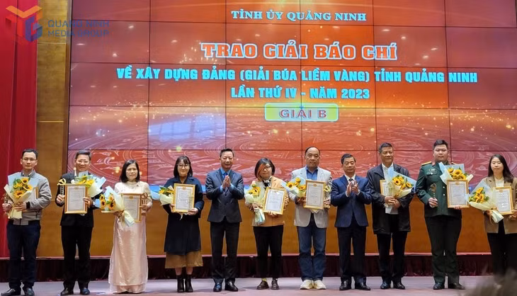 Chị Hoàng Hiền (thứ 3, trái sang) nhận giải B Giải Búa liềm vàng tỉnh năm 2023.