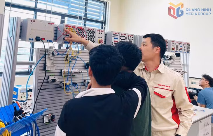 Giờ học thực hành của sinh viên Khoa Điện- Điện tử, Trường Cao đẳng Việt Hàn Quảng Ninh.