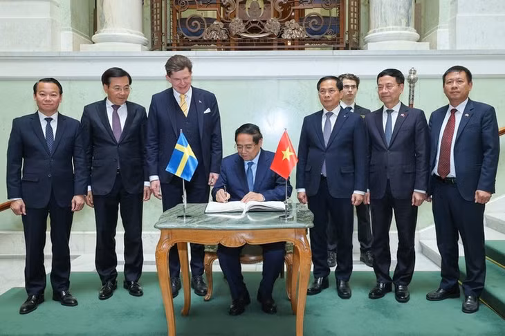 Thủ tướng Phạm Minh Chính ghi lưu bút tại Nhà Quốc hội Thụy Điển. (Ảnh: VGP/NHẬT BẮC)