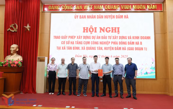 Lãnh đạo huyện Đầm Hà trao giấy phép xây dựng cho Công ty Cổ phần Shinec.
