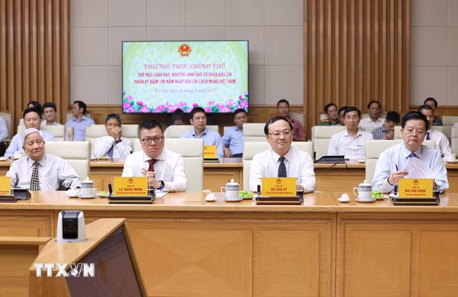 Lãnh đạo, nguyên lãnh đạo các cơ quan báo chí tham dự buổi gặp. (Ảnh: Dương Giang/TTXVN)