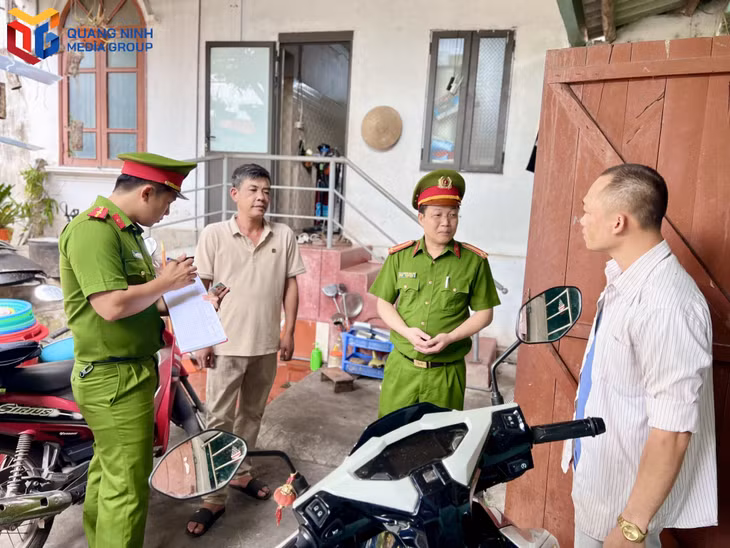 Công an phường Minh Thành (TX Quảng Yên) kiểm tra, rà soát cư trú tại một khu nhà trọ trên địa bàn.