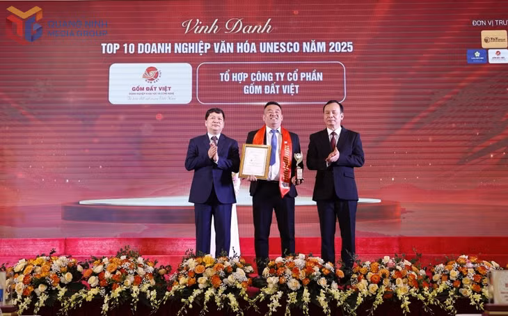 Đại diện Tổ hợp Công ty Cổ phần Gốm Đất Việt đón nhận danh hiệu.