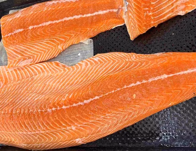 Cá hồi nướng làm salad với rau lá xanh là món ăn giúp điều hòa huyết áp. Ảnh: Kiều Vũ.