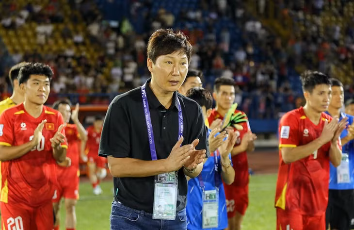 Huấn luyện viên Kim Sang-sik lạc quan trước trận đấu với Malaysia. Ảnh: VFF