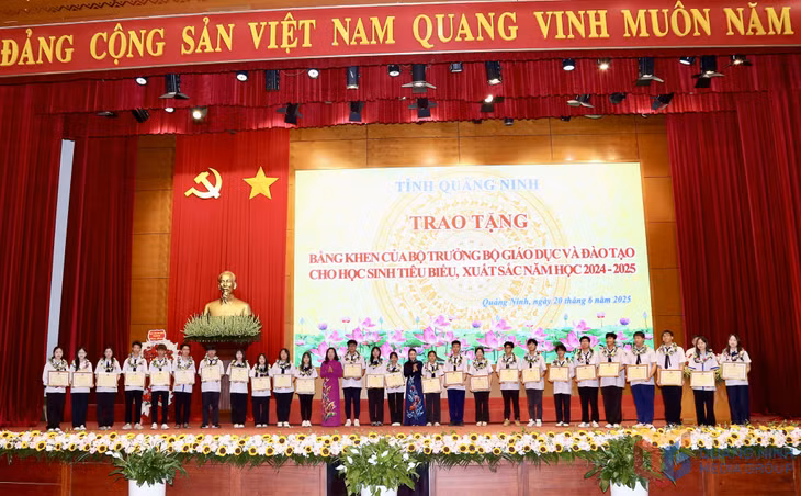 Đồng chí Nguyễn Thị Hạnh, Phó Chủ tịch UBND tỉnh và đồng chí Nguyễn Thị Thúy, Giám đốc Sở GD&amp;ĐT trao Bằng khen của Bộ GD&amp;ĐT cho học sinh đoạt giải Nhất, Nhì, Ba tại kỳ thi chọn học sinh giỏi Quốc gia THPT năm học 2024-2025.