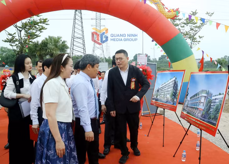 Đồng chí Vũ Đại Thắng, Bí thư Tỉnh ủy, Trưởng Đoàn ĐBQH tỉnh, thăm mô hình khu nhà ở xã hội giai đoạn 1 tại KCN Hải Hà.