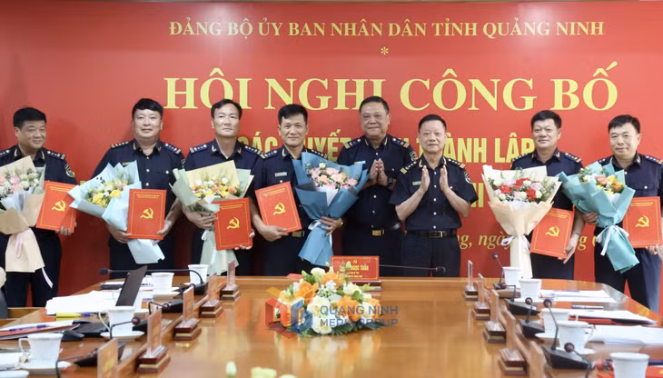 Lãnh đạo Đảng ủy Chi cục Hải quan khu vực VIII trao quyết định và tặng hoa cho 13 chi bộ trực thuộc.