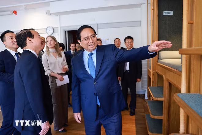 Thủ tướng Phạm Minh Chính thăm Đại học Kinh tế Stockholm. (Ảnh: Dương Giang/TTXVN)