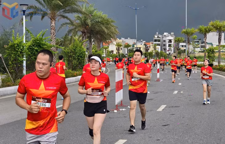 Trong tiết trời mát mẻ của sớm mai Hạ Long, các runner sải bước trên cung đường chạy được coi là đẹp nhất trong làng marathon.