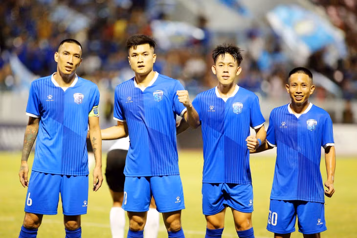 Nhạc trưởng Văn Hiếu (số 6) và các cầu thủ Quảng Ninh FC có ngày thi đấu xuất sắc khi quyết định tấm vé lên hạng ngay trên sân Cẩm Phả.