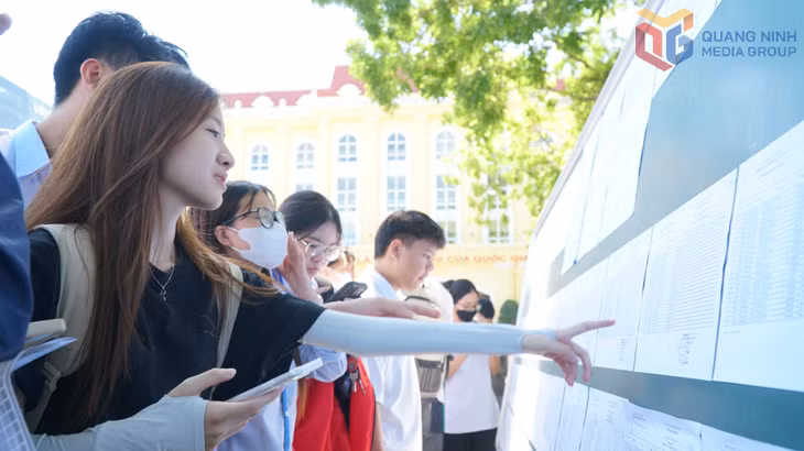 Các thí sinh dự thi tại điểm thi Trường THPT Hòn Gai (TP Hạ Long) xem danh sách, sơ đồ bố trí các phòng thi.