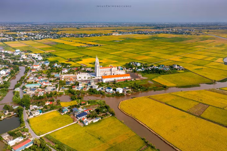 Ngôi nhà thờ nằm giữa làng, nổi bật giữa đồng lúa vàng ươm. Ảnh: Nguyễn Trọng Cung
