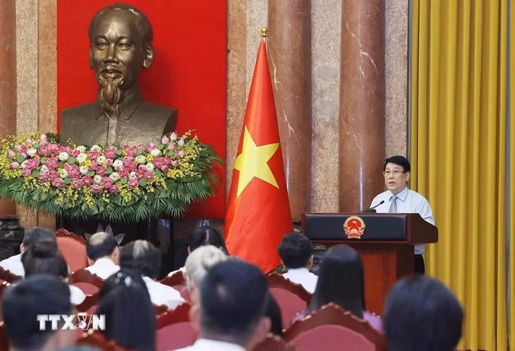 Chủ tịch nước Lương Cường nói chuyện với các nghệ nhân làng nghề tiêu biểu toàn quốc. (Ảnh: Lâm Khánh/TTXVN)