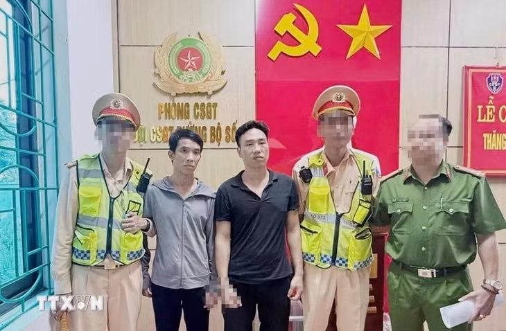 Lực lượng Phòng Cảnh sát giao thông Công an tỉnh Nghệ An đã bắt giữ được 2 phạm nhân trốn trại khi đang trên đường lẫn trốn vào miền Nam. (Ảnh: TTXVN phát)