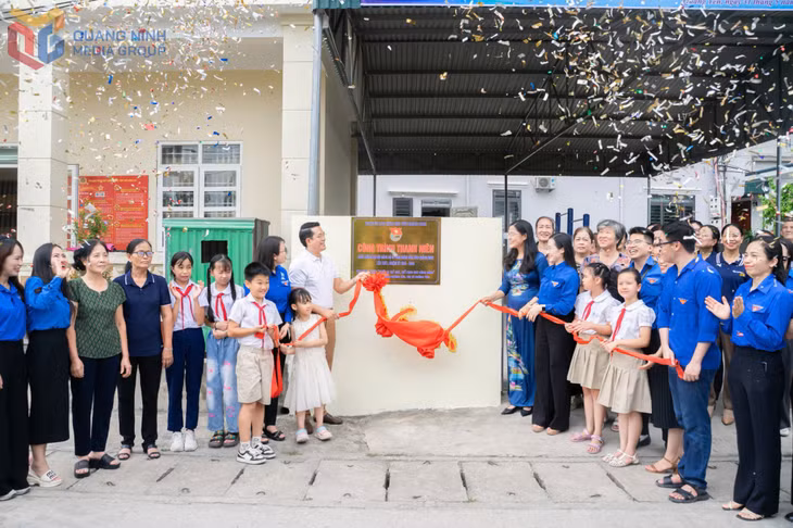 Gắn biển công trình thanh niên "Thiết bị thể dục thể thao cho cộng đồng” tại khu 8, phường Quảng Yên, TX Quảng Yên.