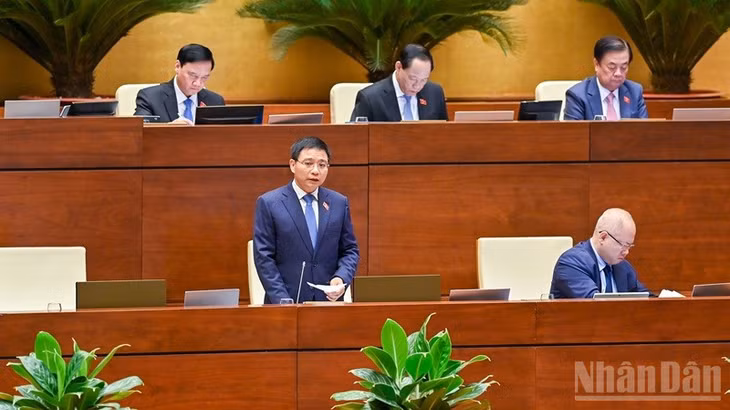 Bộ trưởng Tài chính Nguyễn Văn Thắng trả lời chất vấn của các đại biểu Quốc hội. (Ảnh: DUY LINH)