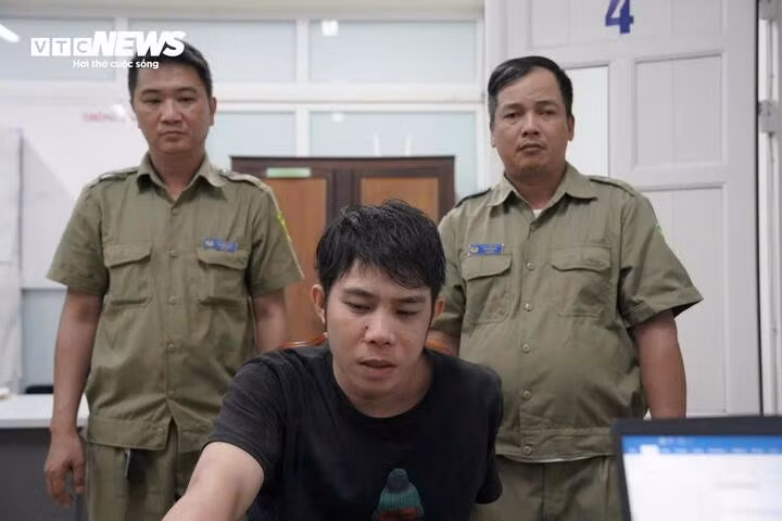 Nguyễn Văn Lộc bị bắt, đưa về trụ sở Cơ quan CSĐT Công an TP Huế lấy lời khai. (Ảnh: CACC)
