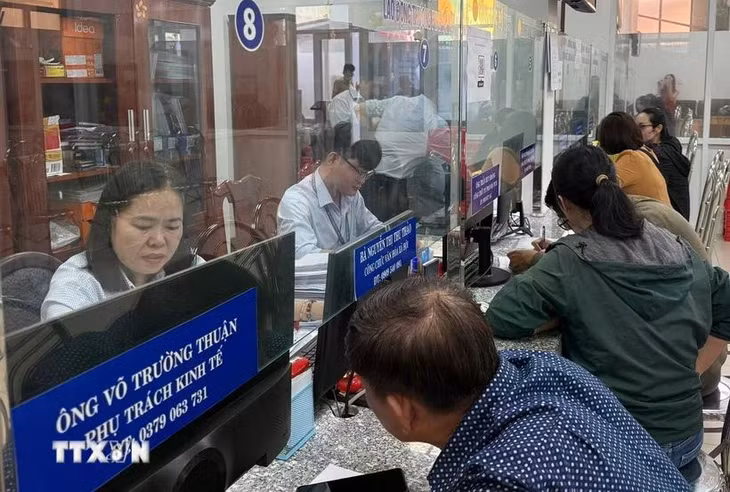 Người dân làm thủ tục hành chính. (Ảnh: Hữu Duyên/TTXVN)