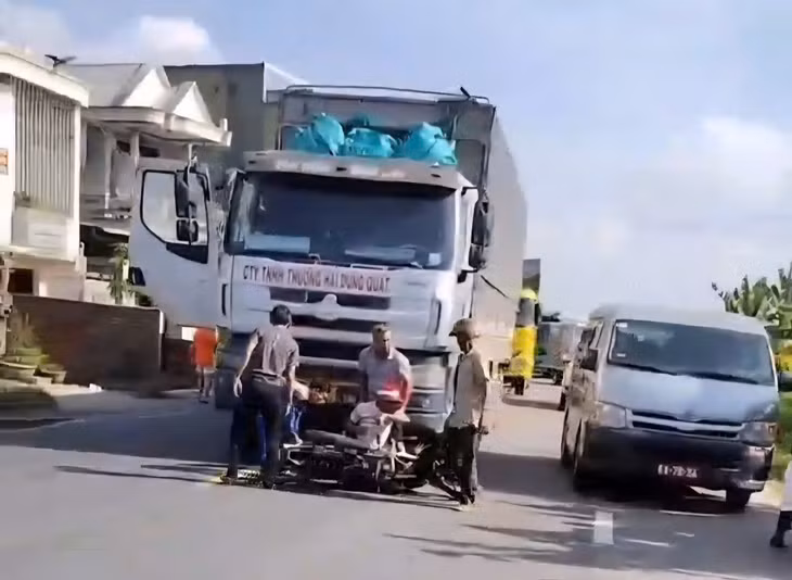 Hiện trường vụ tai nạn trên QL1 giữa xe tải và xe máy khiến người đi xe máy bị thương.