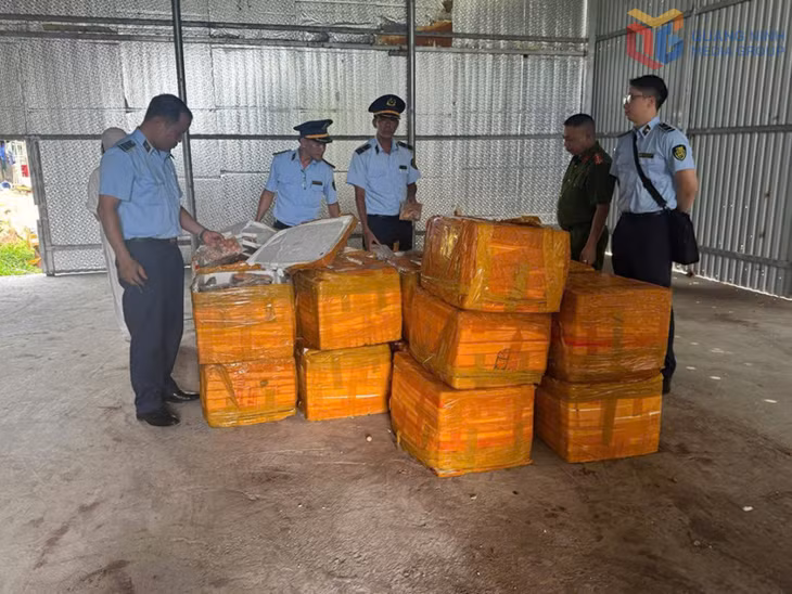 Lực lượng chức năng bắt giữ hơn 1 tấn trứng gà non đông lạnh không rõ nguồn gốc xuất xứ ngày 3/6 tại thôn 10B, xã Hải Xuân (Móng Cái)