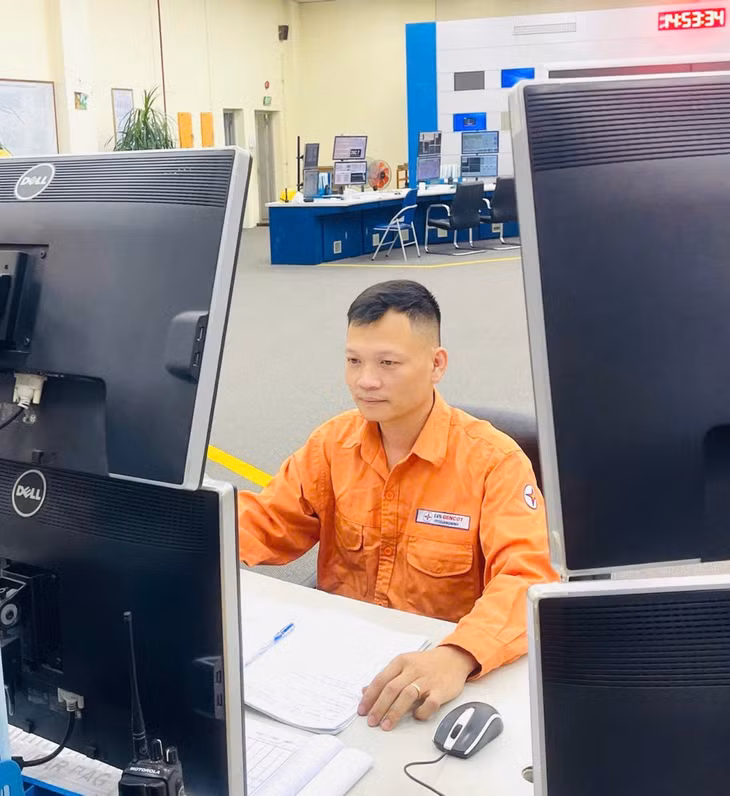 Anh Nguyễn Văn Giáp tại phòng điều khiển Trung tâm, Công ty CP Nhiệt điện Quảng Ninh.