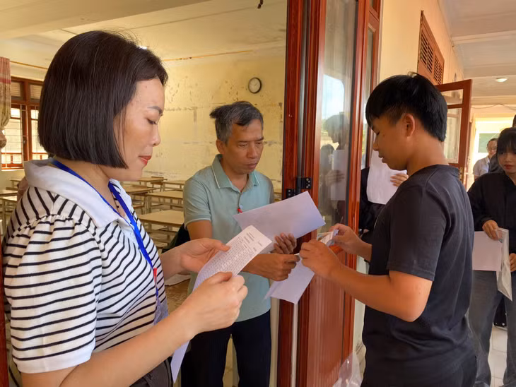 Cán bộ coi thi tại điểm thi Trường THPT Cô Tô gọi thí sinh vào phòng thi và kiểm tra giấy báo dự thi, giấy tờ cá nhân của thí sinh. Ảnh: Thu Báu (CTV)