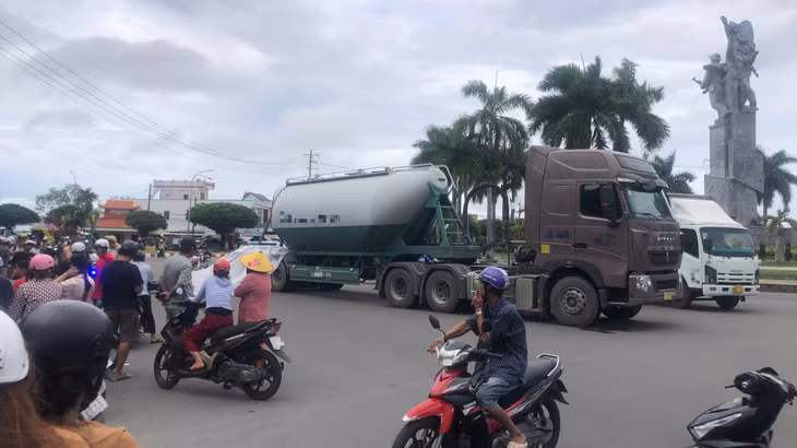 Hiện trường vụ tai nạn khiến người phụ nữ tử vong tại chỗ.