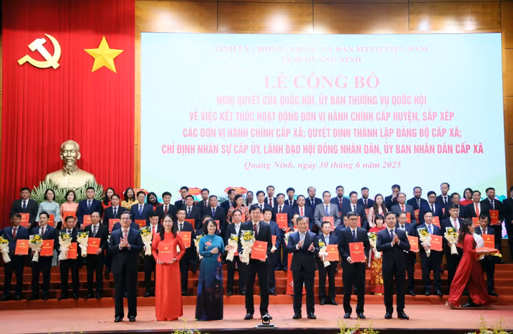 Ban Thường vụ Tỉnh uỷ trao các quyết định của Tỉnh ủy, Ban Thường vụ Tỉnh ủy, các Nghị quyết của HĐND tỉnh và tặng hoa chúc mừng Đảng bộ phường Mạo Khê