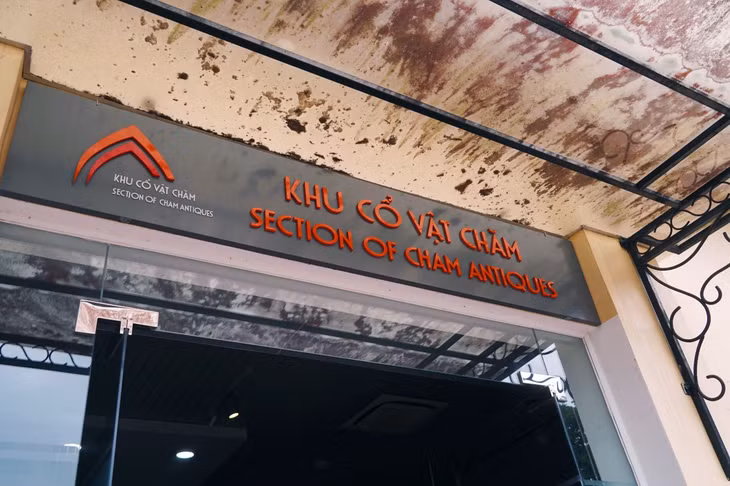Nằm trong Bảo tàng Cổ vật Cung đình Huế còn có khu cổ vật Chăm.