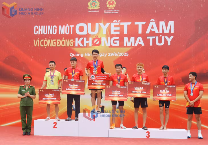 BTC trao giải cho các runner xuất sắc nhất ở cự ly 10km nam.