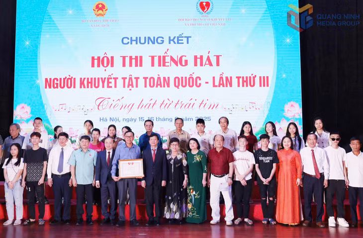 Lãnh đạo Ban Tuyên giáo và Dân vận Trung ương; Hội Bảo trợ Người khuyết tật và Trẻ mồ côi Việt Nam trao giải nhì toàn đoàn cho Đoàn Văn nghệ Người khuyết tật tỉnh Quảng Ninh.