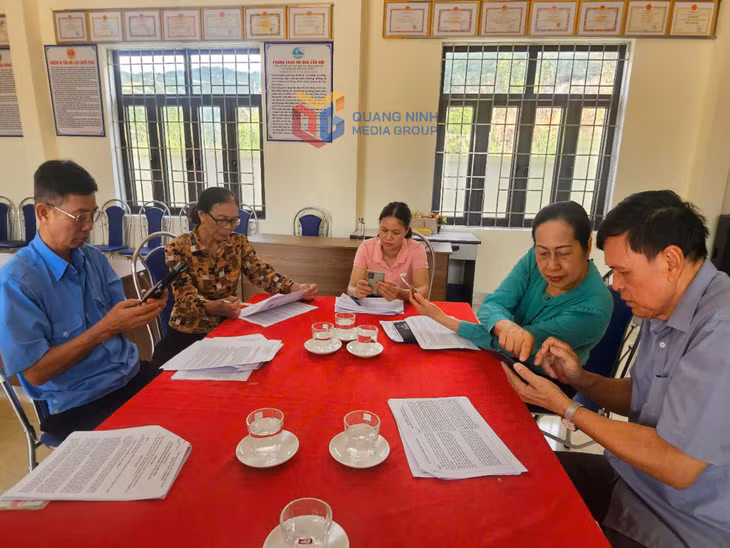 Người dân thôn 9, xã Hạ Long, huyện Vân Đồn tham gia vào Dự thảo sửa đổi, bổ sung Hiến pháp năm 2013.