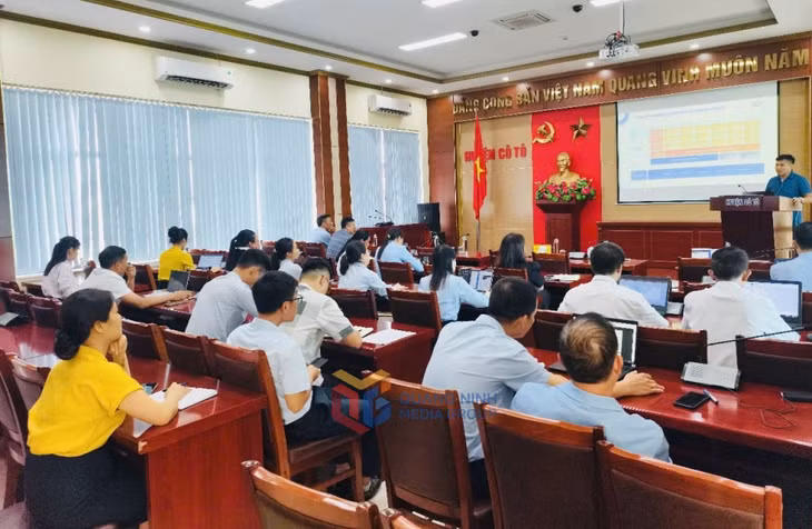 Tập huấn triển khai Hệ thống thông tin giải quyết TTHC cho cán bộ tiếp nhận và giải quyết TTHC tại huyện Cô Tô (tháng 5/2025).