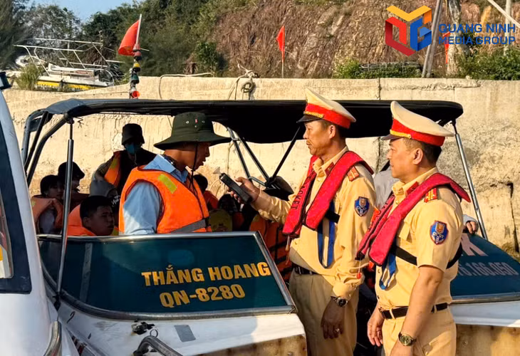 Lực lượng CSGT đường thủy Quảng Ninh kiểm tra nồng độ cồn đối với lái tàu hoạt động trên địa bàn đơn vị quản lý.