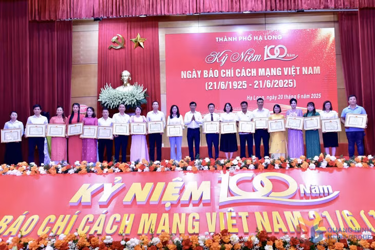 Đồng chí Vũ Thị Mai Anh, Phó Bí thư Thường trực Thành uỷ, Chủ tịch HĐND TP Hạ Long tặng Giấy khen cho các tập thể, cá nhân có thành tích xuất sắc trong công tác tuyên truyền, báo chí nhân Kỷ niệm 100 năm Ngày Báo chí cách mạng Việt Nam.