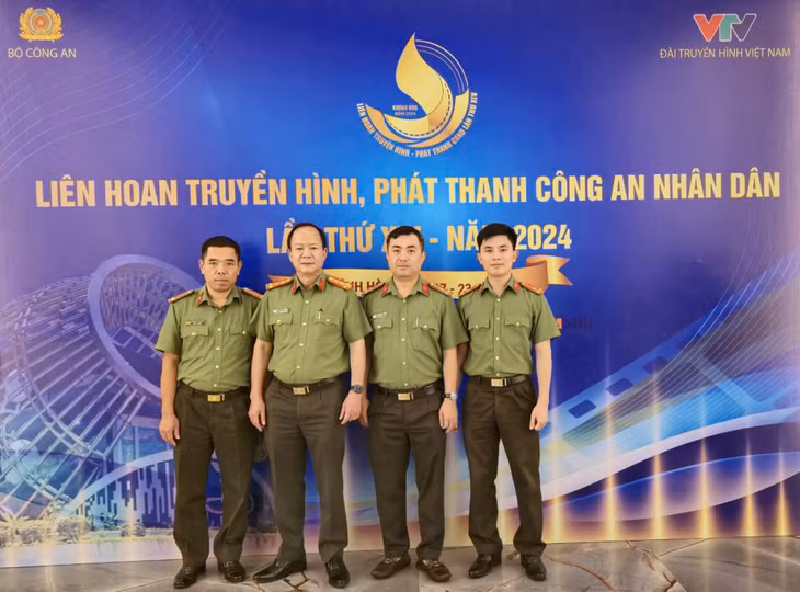 Đại tá Vũ Thanh Tùng, Phó Bí thư Đảng ủy, Phó Giám đốc Công an tỉnh cùng phóng viên Công an tỉnh tham dự Liên hoan Truyền hình, phát thanh CAND năm 2024.